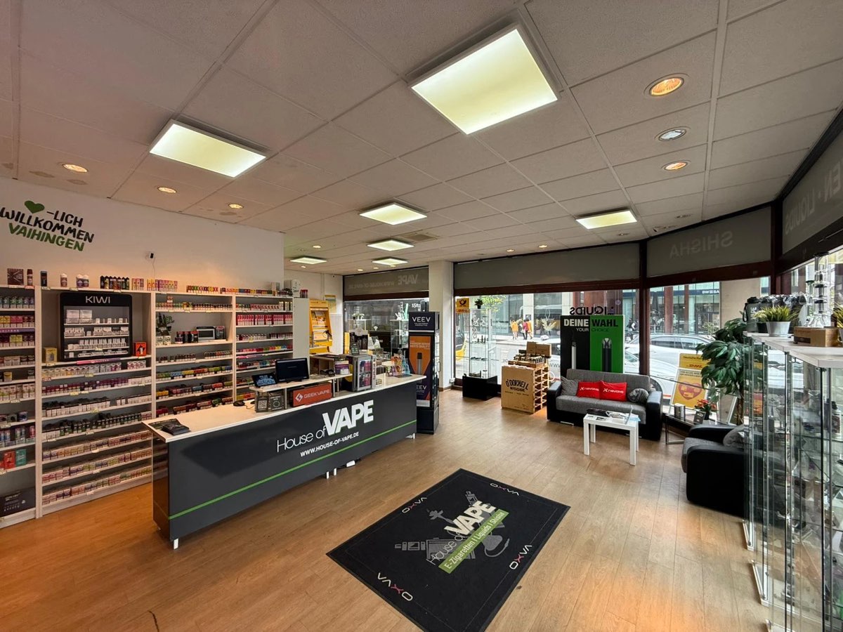 House of Vape Stuttgart-Vaihingen: Verkaufsraum mit Theke und Sitzecke